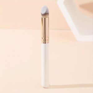Angled Concealer Brush — Precision Tip for Spot Concealing, Contouring & Highlighting