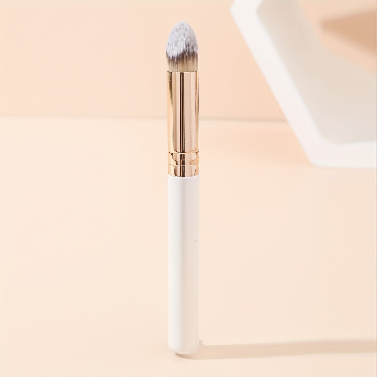 Angled Concealer Brush — Precision Tip for Spot Concealing, Contouring & Highlighting